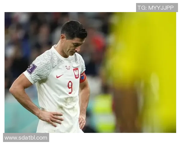 绿茵场的叹息：莱万点球飞天，错失良机与成长的代价